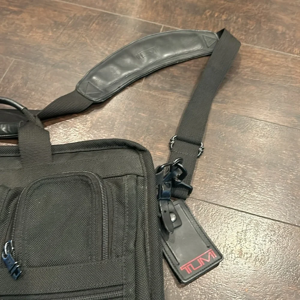 Tumi Alpha3 Expandable briefcase Black carry on